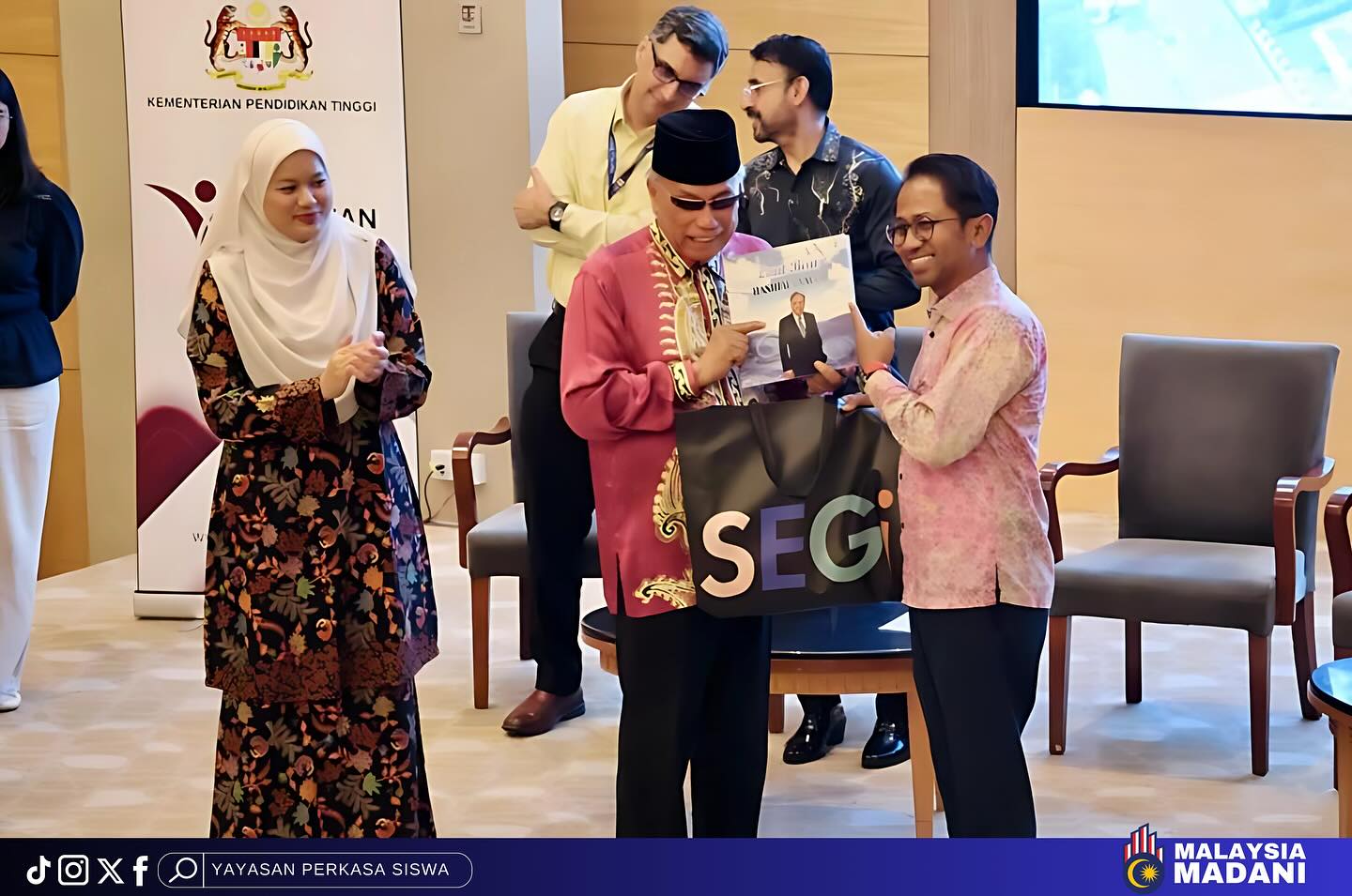 MAJLIS PENYERAHAN GERAN AKTIVITI KEPADA PERTUBUHAN PERGIGIAN SEGi UNIVERSITY (SEGi DENTAL SOCIETY) 4